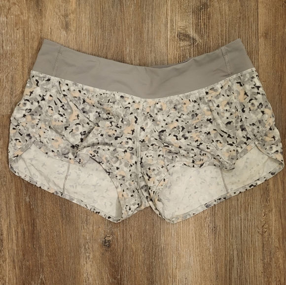 Lululemon Groovy Run Short Fleur Silver Spoon Size 10 - Picture 3 of 7